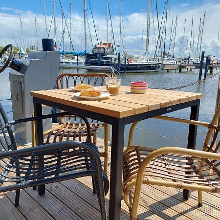 Отель Luxury Houseboat In Volendam Marina Экстерьер фото