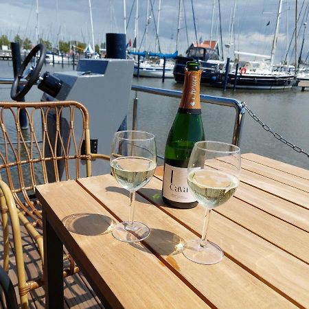 Отель Luxury Houseboat In Volendam Marina Экстерьер фото