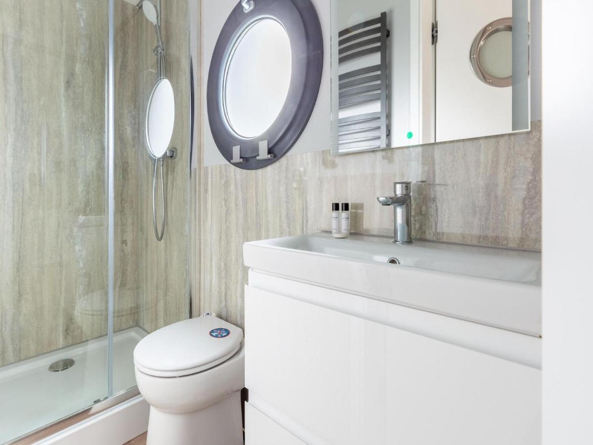 Отель Luxury Houseboat In Volendam Marina Экстерьер фото