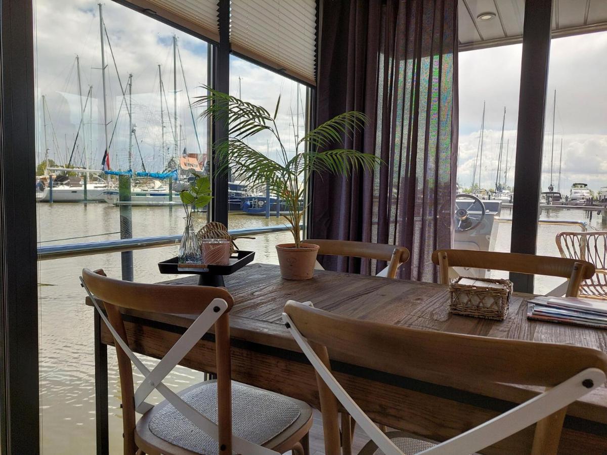 Отель Luxury Houseboat In Volendam Marina Экстерьер фото