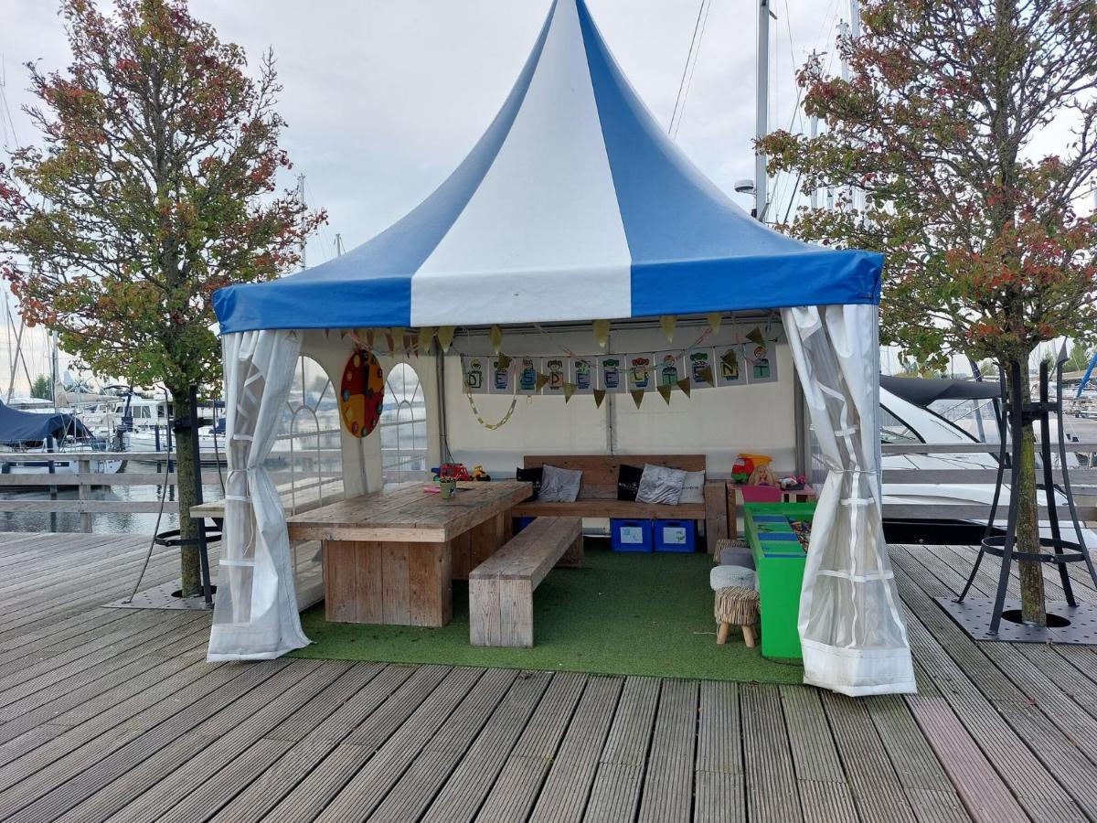 Отель Luxury Houseboat In Volendam Marina Экстерьер фото